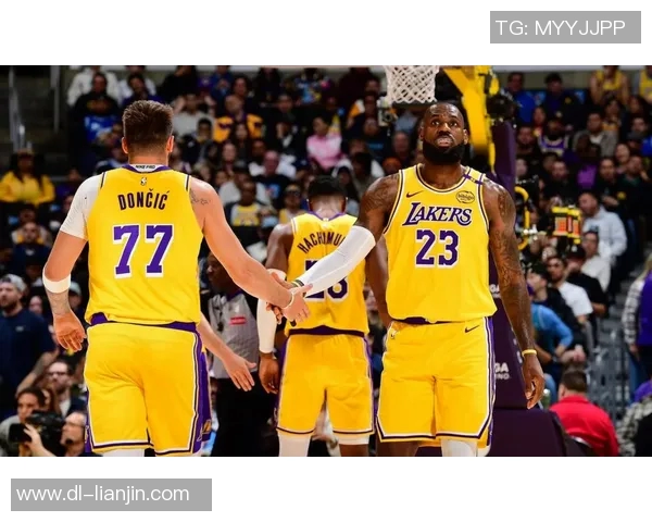 奇才队与湖人激战正酣NBA赛季精彩对决引发球迷热议 奇才队与湖人激战正酣NBA赛季精彩对决引发球迷热议